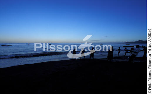 Des pêcheurs martiniquais relève leur seine (filet) au soleil couchant - © Philip Plisson / Plisson La Trinité / AA05319 - Nos reportages photos - Pêcheur