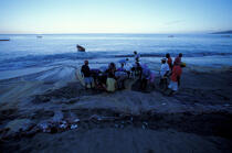 pêcheurs martiniquais vidant leur seine (filet) sur la plage du Carbet © Philip Plisson / Plisson La Trinité / AA05322 - Nos reportages photos - Carbet [le]