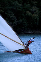 Equipier au rappel sur une yole à voile © Philip Plisson / Plisson La Trinité / AA05323 - Photo Galleries - Dinghy or small boat with centre-board