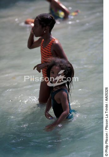 Enfants martiniquais se baignant - © Philip Plisson / Plisson La Trinité / AA05326 - Photo Galleries - West indies [The]