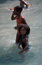 Enfants martiniquais se baignant © Philip Plisson / Plisson La Trinité / AA05326 - Nos reportages photos - Antilles [Les]