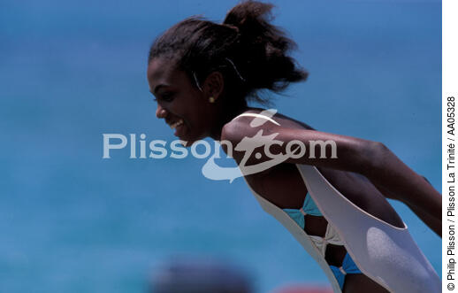 Jeune martiniquaise courant vers l'eau - © Philip Plisson / Plisson La Trinité / AA05328 - Nos reportages photos - Antilles [Les]