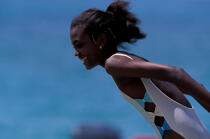 Jeune martiniquaise courant vers l'eau © Philip Plisson / Plisson La Trinité / AA05328 - Nos reportages photos - Martinique [la]