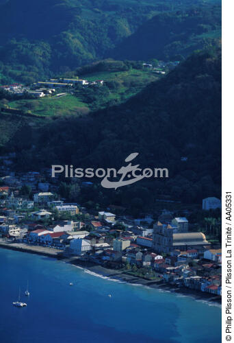 Saint-Pierre, entre la mer et la montagne Pelée - © Philip Plisson / Plisson La Trinité / AA05331 - Nos reportages photos - Antilles [Les]