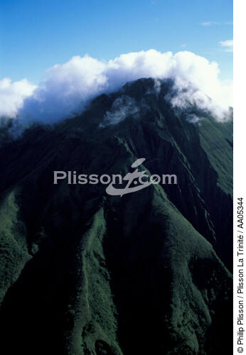 Piton du Carbet dans les nuages. - © Philip Plisson / Plisson La Trinité / AA05344 - Nos reportages photos - Antilles [Les]