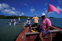 Renflouage d'une yole de course à la Martinique. © Philip Plisson / Plisson La Trinité / AA05374 - Photo Galleries - Dinghy or small boat with centre-board
