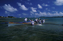 Remise à flot d'une yole de course [Martinique] © Philip Plisson / Plisson La Trinité / AA05378 - Nos reportages photos - Antilles [Les]