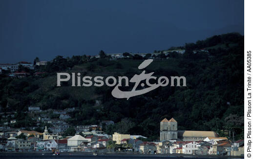 Saint-Pierre à la lumière du soir - © Philip Plisson / Plisson La Trinité / AA05385 - Photo Galleries - Town [Mart]