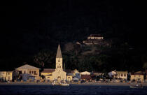 Grande anse d'Arlet et son église. © Philip Plisson / Plisson La Trinité / AA05412 - Nos reportages photos - Antilles [Les]