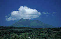 Un nuage accroché sur la montagne Pelée. © Philip Plisson / Plisson La Trinité / AA05416 - Nos reportages photos - Antilles [Les]
