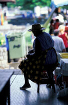 Femme antillaise cousant © Philip Plisson / Plisson La Trinité / AA05440 - Photo Galleries - Hat