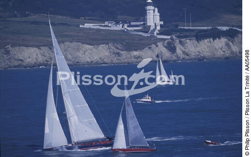Endeavour devant le phare de Sainte-Catherine. - © Philip Plisson / Plisson La Trinité / AA05498 - Nos reportages photos - Phare [Angleterre]
