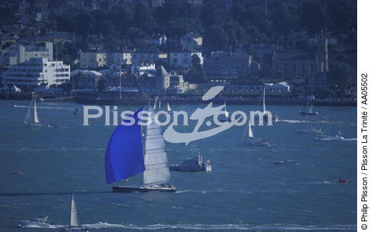 Le maxi de Pascal Herold, La Folie des Grinders, devant Cowes. - © Philip Plisson / Plisson La Trinité / AA05502 - Photo Galleries - Sailing Race