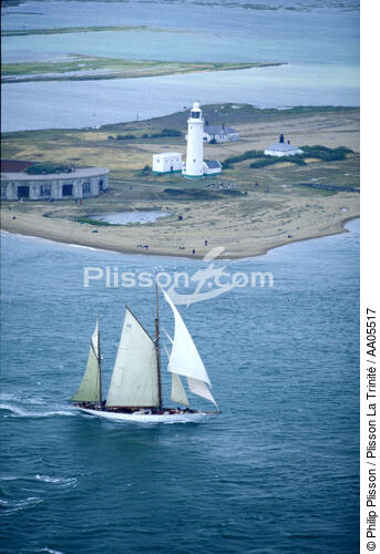 Thendara devant le phare de Hurst Point. - © Philip Plisson / Plisson La Trinité / AA05517 - Photo Galleries - Lighthouse [England]