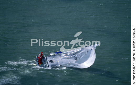 Equipage en difficulté sur un maxi monocoque. - © Philip Plisson / Plisson La Trinité / AA05559 - Photo Galleries - Maxi-monohull Racing Yacht