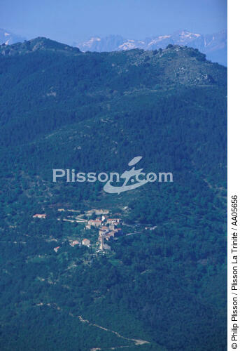 Village dans la montagne en Corse. - © Philip Plisson / Plisson La Trinité / AA05656 - Photo Galleries - Aerial shot