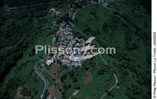 Village corse . - © Philip Plisson / Plisson La Trinité / AA05659 - Photo Galleries - Aerial shot