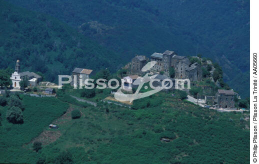 Village dans la montagne. - © Philip Plisson / Plisson La Trinité / AA05660 - Photo Galleries - Aerial shot