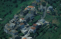 Village de l'est Corse. © Philip Plisson / Plisson La Trinité / AA05754 - Nos reportages photos - Vue aérienne