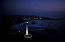 Le phare de Biarritz de nuit. © Philip Plisson / Plisson La Trinité / AA05811 - Photo Galleries - Pyrénées Atlantiques