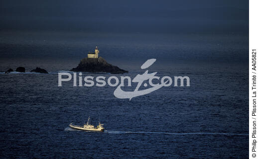 Le phare de Tevennec dans le raz de Sein. - © Philip Plisson / Plisson La Trinité / AA05821 - Nos reportages photos - Phare [29]