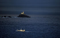 Le phare de Tevennec dans le raz de Sein. © Philip Plisson / Plisson La Trinité / AA05821 - Nos reportages photos - Mer d'Iroise