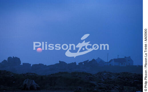 Brume sur l'île de Sein. - © Philip Plisson / Plisson La Trinité / AA05900 - Photo Galleries - Iroise Sea [The]