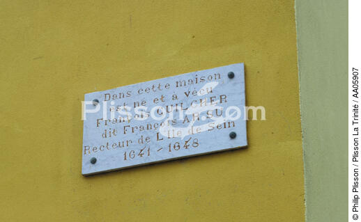 Plaque commémorative sur Sein. - © Philip Plisson / Plisson La Trinité / AA05907 - Photo Galleries - Iroise Sea [The]
