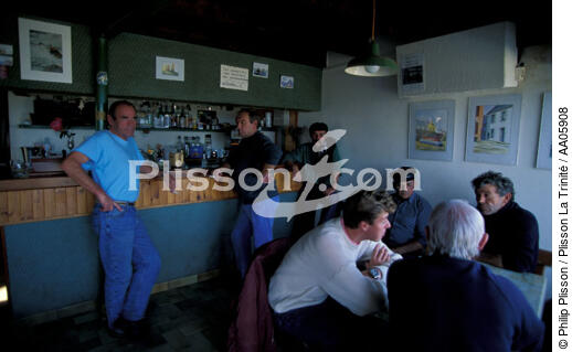 Bistrot : "Chez Brigite" sur l'île de Sein. - © Philip Plisson / Plisson La Trinité / AA05908 - Nos reportages photos - Mer d'Iroise