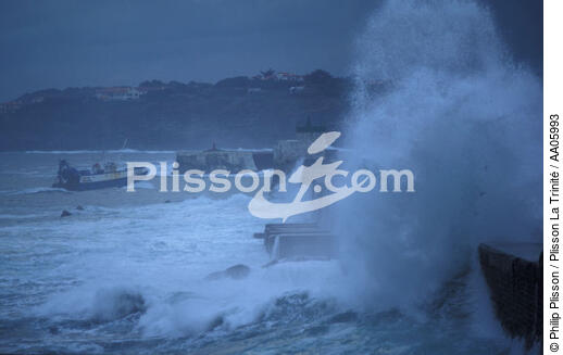 Storm on St. Jean de Luz. - © Philip Plisson / Plisson La Trinité / AA05993 - Photo Galleries - Rough weather