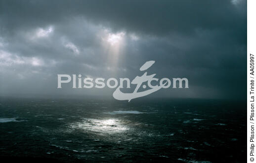 Ciel chargé sur les côtes irlandaises. - © Philip Plisson / Plisson La Trinité / AA05997 - Photo Galleries - Ireland, the green island