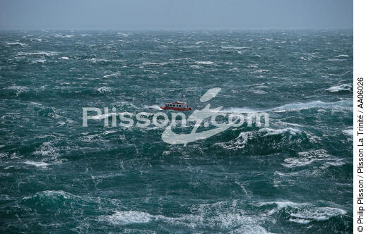 Canot tout temps de l'île de Molène dans le Fromveur, un jour de gros temps. - © Philip Plisson / Plisson La Trinité / AA06026 - Photo Galleries - Rough weather
