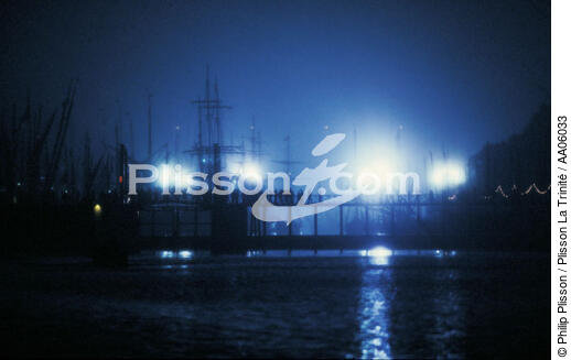 La nuit est tombée sur Port-Rhu à Douarnenez. - © Philip Plisson / Plisson La Trinité / AA06033 - Nos reportages photos - Port-Rhu