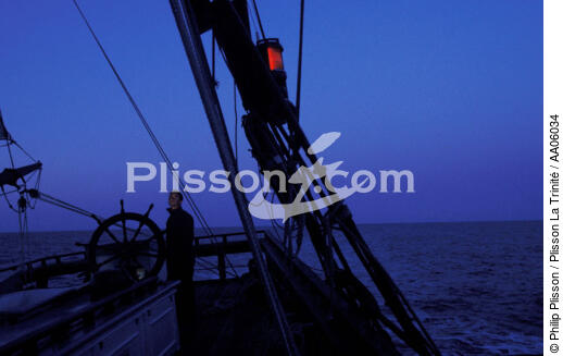 Fin du quart de nuit pour cet équipier à la barre du HMS Rose. - © Philip Plisson / Plisson La Trinité / AA06034 - Nos reportages photos - Les Grands voiliers