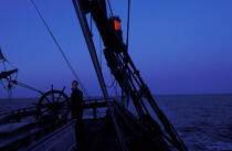 Fin du quart de nuit pour cet équipier à la barre du HMS Rose. © Philip Plisson / Plisson La Trinité / AA06034 - Photo Galleries - HMS Rose