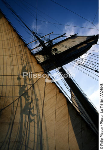 Equipiers manoeuvrant sur le quatre-mâts goélette, l'Esmeralda. - © Philip Plisson / Plisson La Trinité / AA06048 - Nos reportages photos - Les Grands voiliers