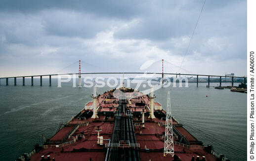 Un super-tanker sortant du terminal pétrolier, sur la Loire. - © Philip Plisson / Plisson La Trinité / AA06070 - Nos reportages photos - Saint-Nazaire [Pont de]