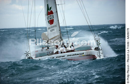 Enza et Peter Blake, vainqueur du Trophée Jules Verne. - © Philip Plisson / Plisson La Trinité / AA06078 - Photo Galleries - Sailing Race
