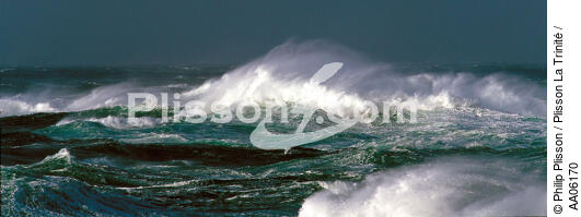 Mer déchainée sur la côte irlandaise. - © Philip Plisson / Plisson La Trinité / AA06170 - Nos reportages photos - Panoramique horizontal