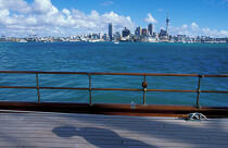 Auckland, vue du pont d'un voilier. © Philip Plisson / Plisson La Trinité / AA06203 - Nos reportages photos - Pont [d'un bateau]