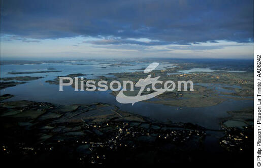 Le Golfe du Morbihan. - © Philip Plisson / Plisson La Trinité / AA06242 - Nos reportages photos - Le Morbihan à tire d'ailes Photos de Philip Plisson