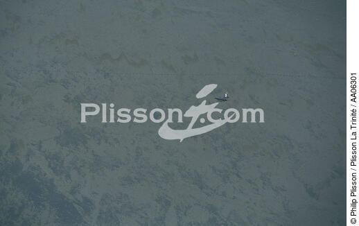 Pas facile, le vélo dans le sable. - © Philip Plisson / Plisson La Trinité / AA06301 - Nos reportages photos - Vélo