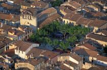 Une petite place dans la vieille ville d'Aigues-Mortes. © Philip Plisson / Plisson La Trinité / AA06326 - Nos reportages photos - Vue aérienne