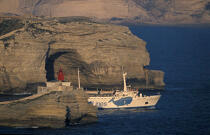 Ferry sortant du port de Bonifacio. © Philip Plisson / Plisson La Trinité / AA06352 - Nos reportages photos - Bonifacio