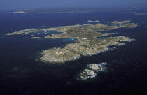 Les îles Lavezzi © Philip Plisson / Plisson La Trinité / AA06356 - Nos reportages photos - Vue aérienne