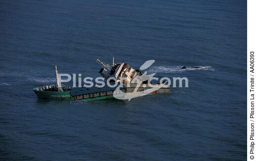 Cargo échoué devant les Sables d'Olonne. - © Philip Plisson / Plisson La Trinité / AA06393 - Nos reportages photos - Fortune de mer