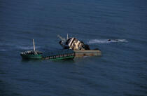 Cargo échoué devant les Sables d'Olonne. © Philip Plisson / Plisson La Trinité / AA06393 - Nos reportages photos - Fortune de mer