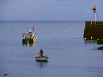 Retour de pêche dans le petit port de Brigneau. © Philip Plisson / Plisson La Trinité / AA06450 - Nos reportages photos - Digue