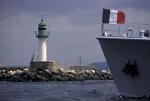 Navire militaire arrivant à Brest. © Philip Plisson / Plisson La Trinité / AA06466 - Nos reportages photos - Croiseur