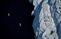 Kayacs le long de la falaise © Philip Plisson / Plisson La Trinité / AA06484 - Photo Galleries - Site of interest [13]